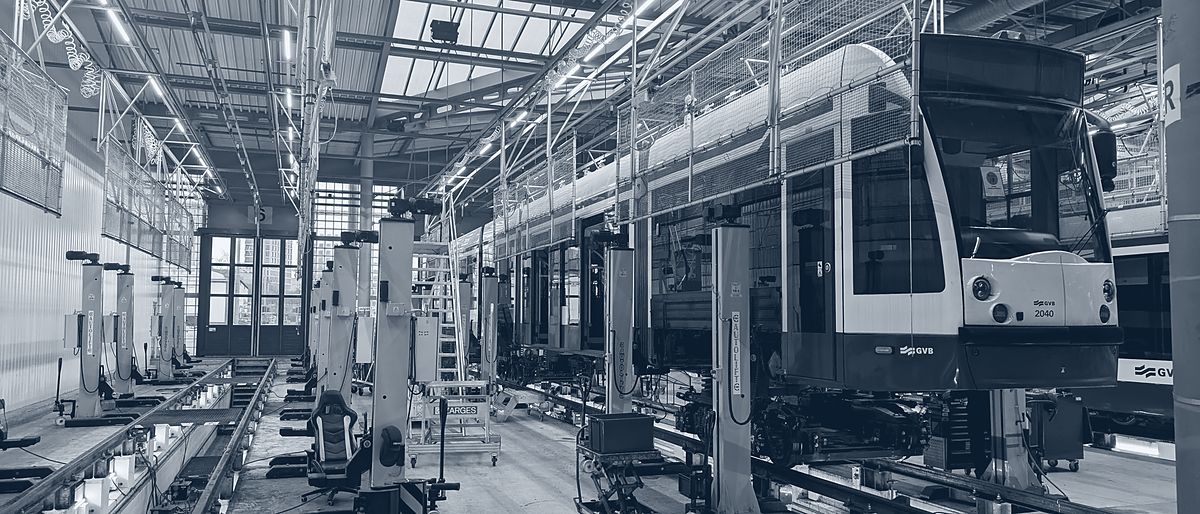 Onderhoudswerkplaats van GVB Amsterdam met een tram op hefkolommen boven de rails