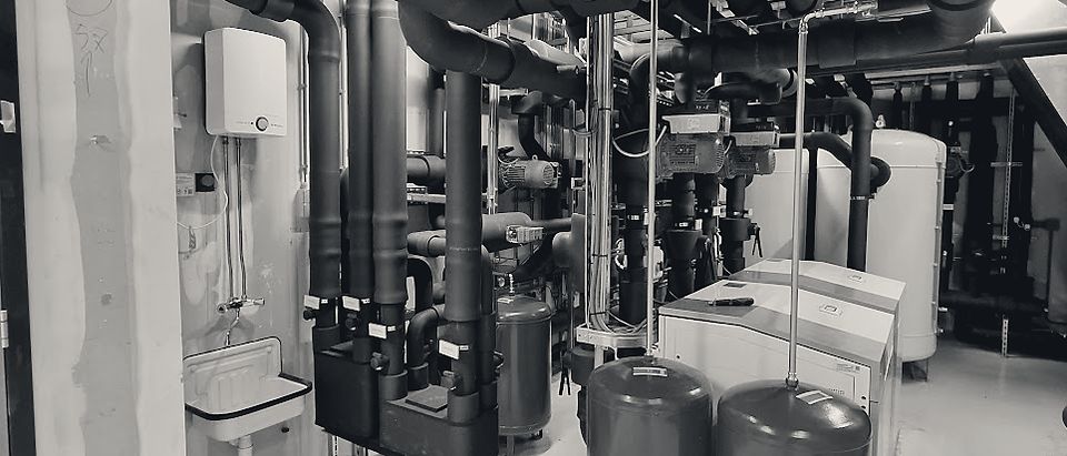 Technische ruimte met geïsoleerd leidingwerk, appendages en expansievaten