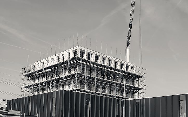 Nieuwbouw van het warehouse in de ruwbouwfase, met steiger en torenkraan