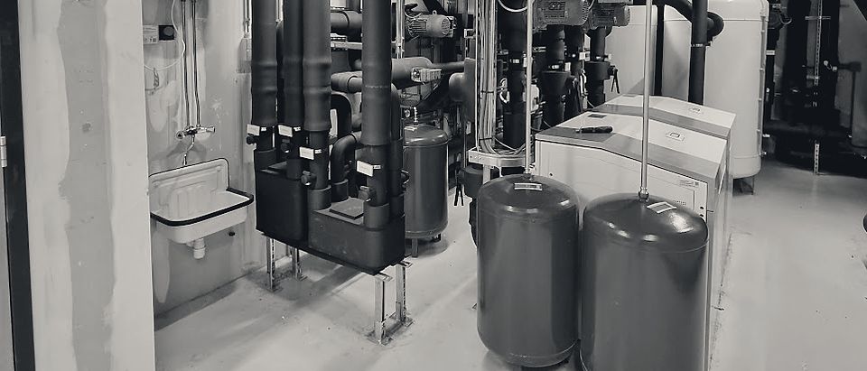 Technische ruimte met leidingwerk, appendages en expansievaten