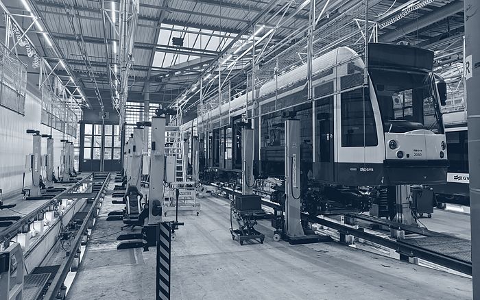 Onderhoudswerkplaats met een voertuig op hefkolommen