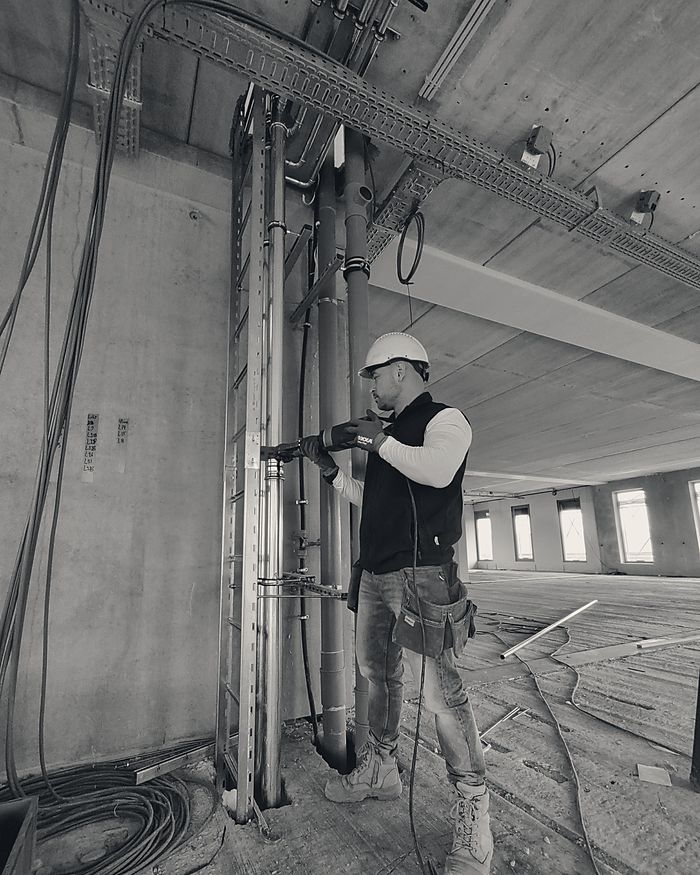 Quinny Horn monteert leidingwerk op een bouwlocatie